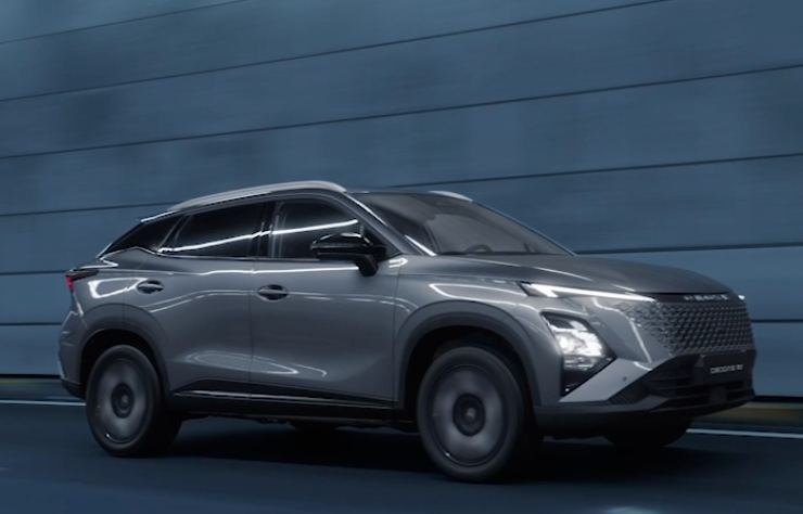 Omoda 5 SHS-H in marcia