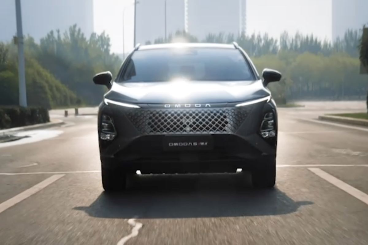 Il frontale della Omoda 5 SHS-H