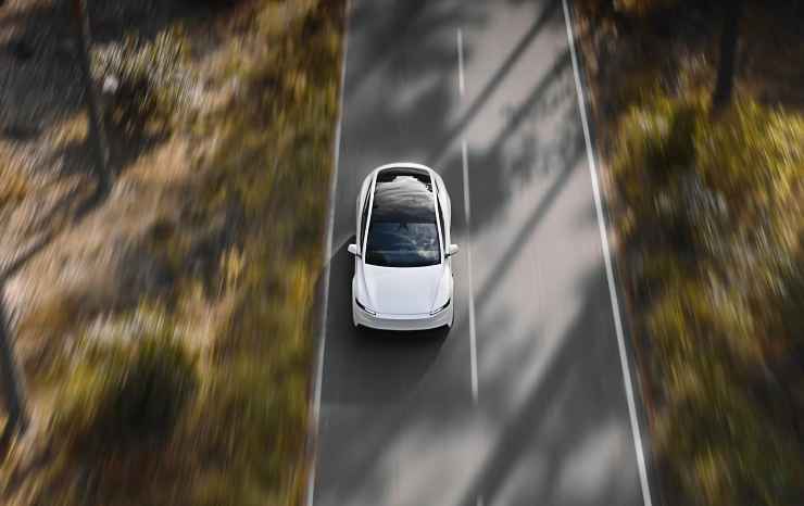 Tesla Model Y su strada