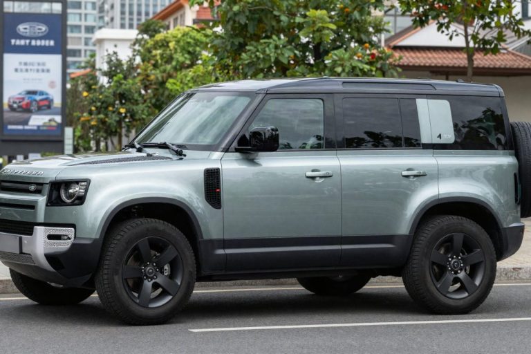 Land Rover Defender 110: trasformato con motore JCB