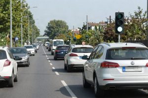 Divieto smartphone per pedoni: cosa cambia e sanzioni
