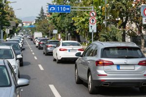 Gettare mozziconi dal finestrino: multe fino a 1.188 euro