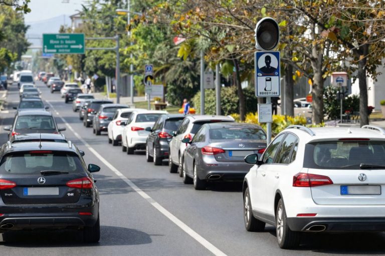 Divieto smartphone per pedoni: multe da 75 euro