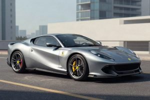 Lando Norris avvista la Ferrari 812 Competizione